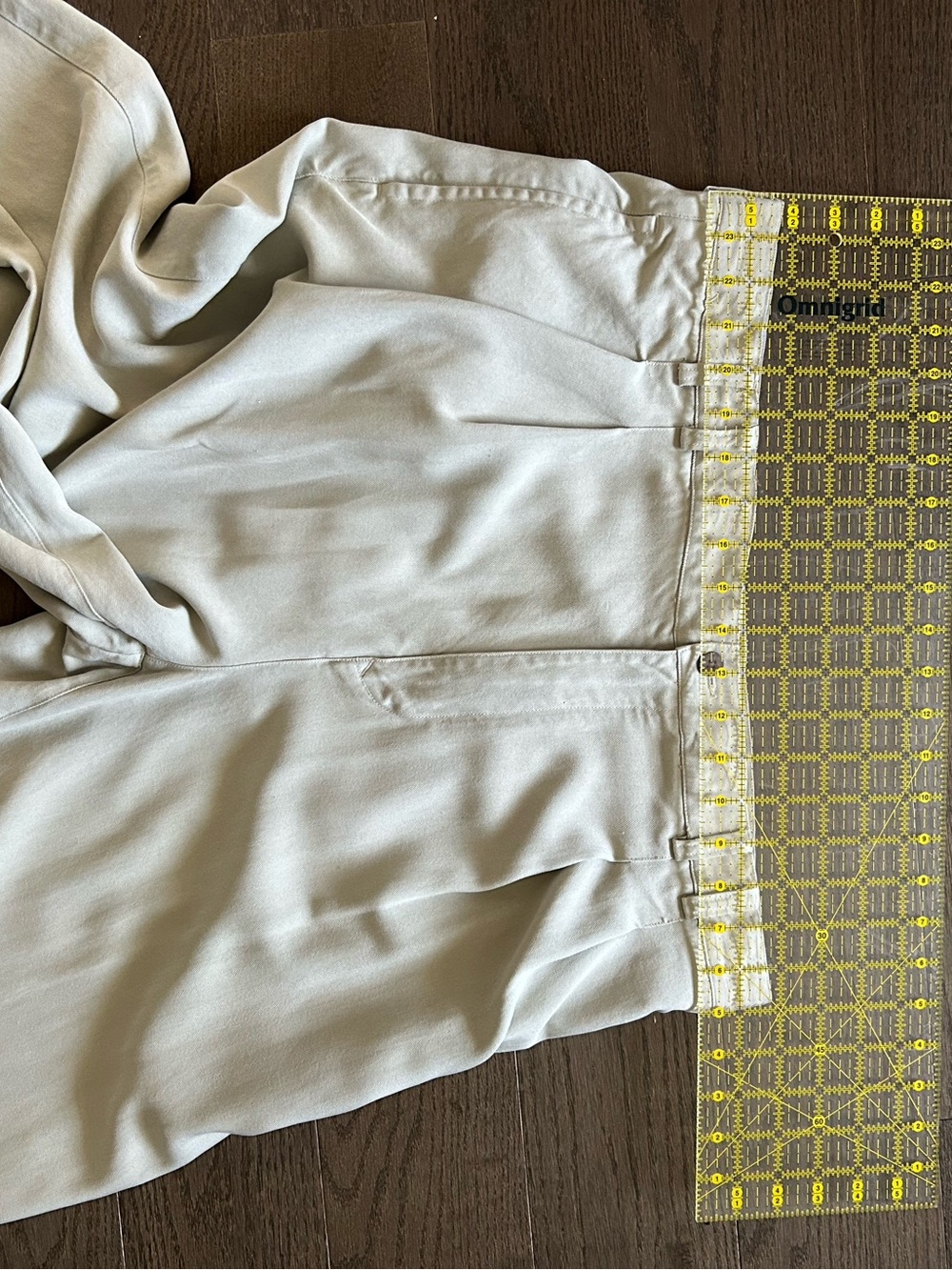 Tommy Bahama 100% Silk Pleated Chinos in Light Khaki - Picture 5 of 6